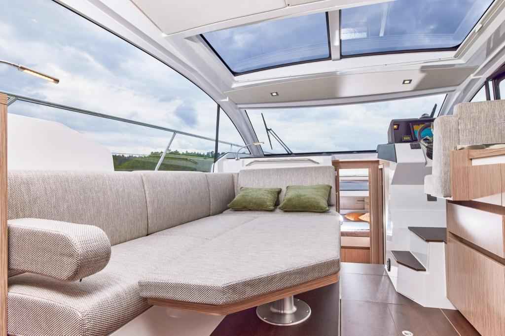 Motorboot Sealine C335