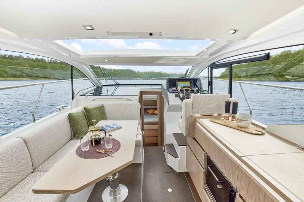 Motorboot Sealine C335