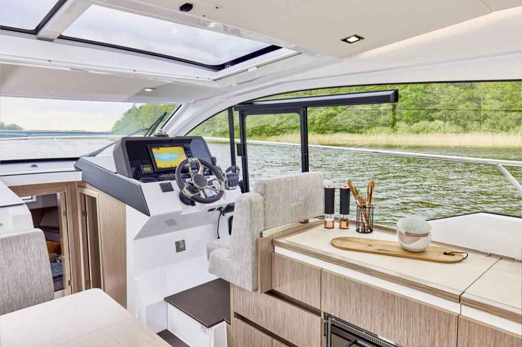 Motorboot Sealine C335