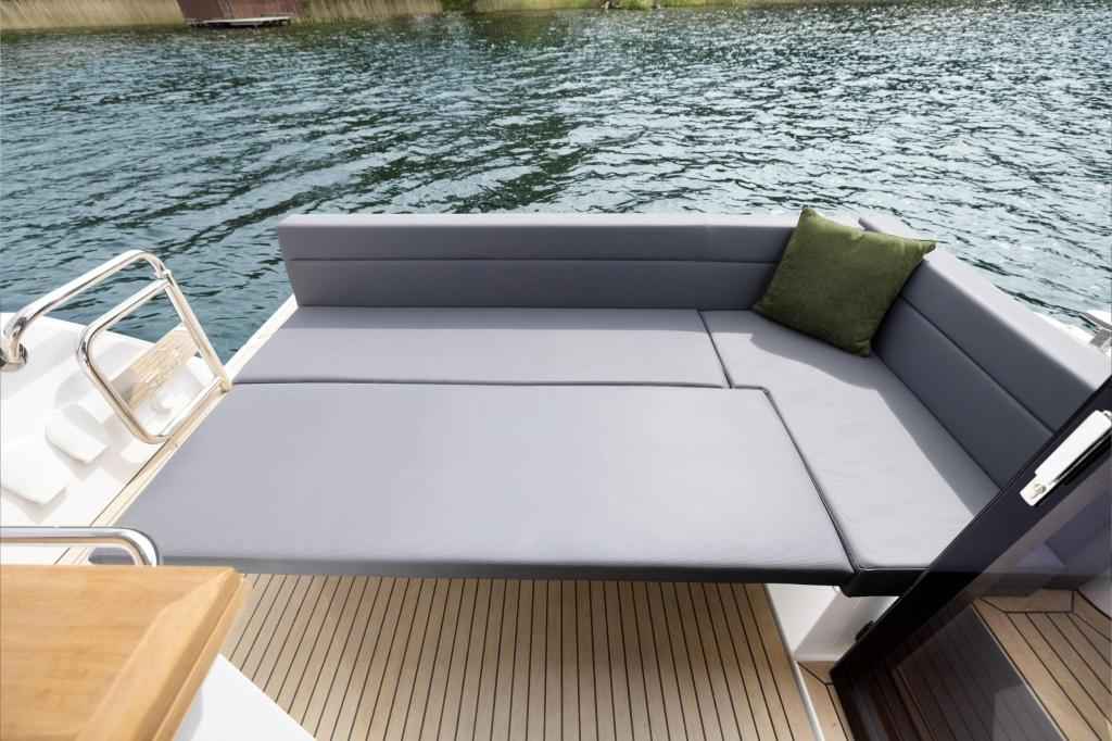 Motorboot Sealine C335