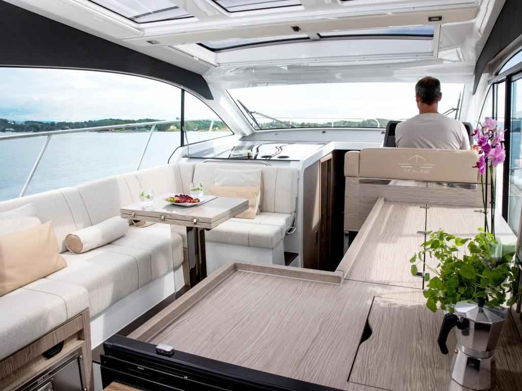 Motorboot Sealine C390