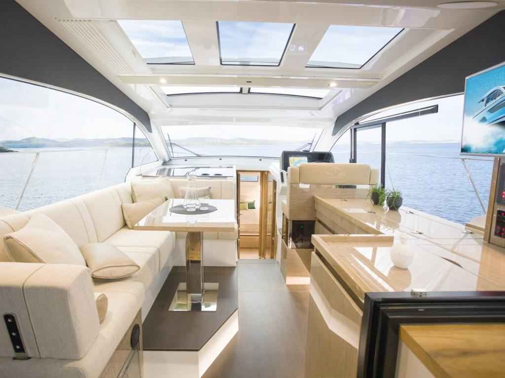 Motorboot Sealine C390