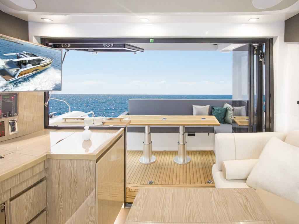 Motorboot Sealine C390