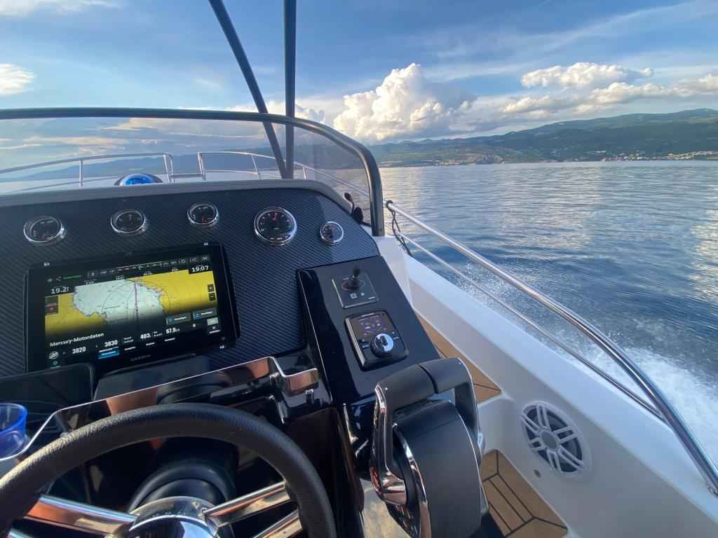 Motorboot Saver 330 Walkaround NEU