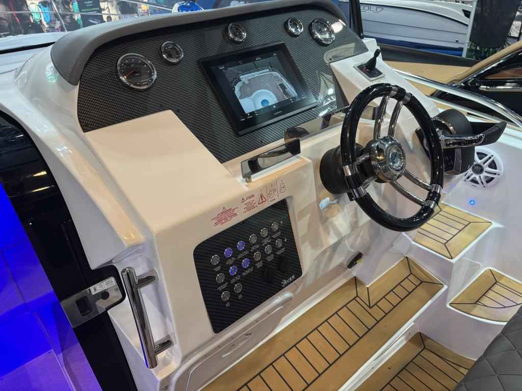 Motorboot Saver 330 Walkaround NEU