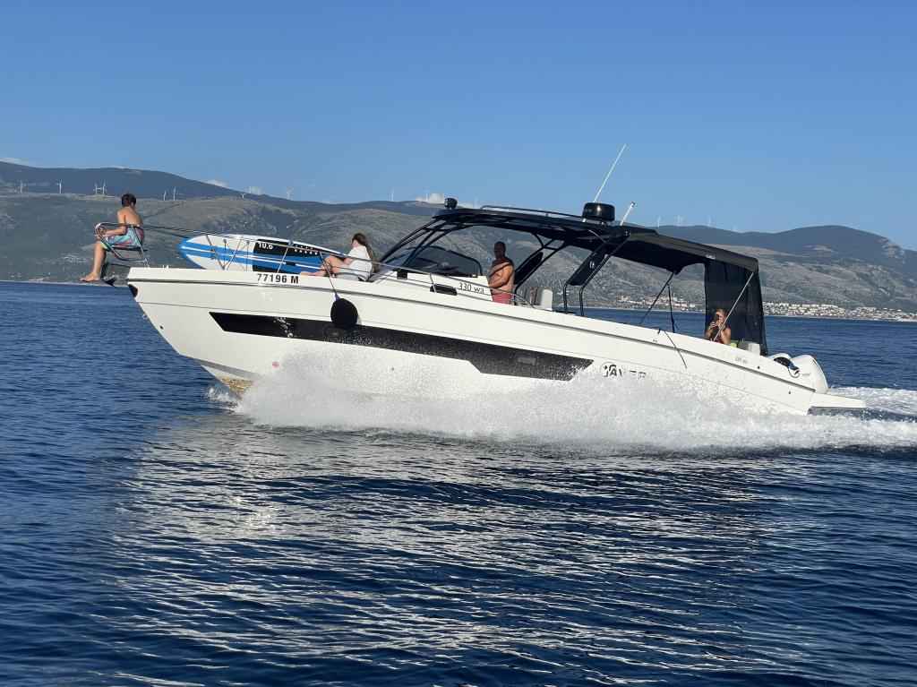 Motorboot Saver 330 Walkaround NEU