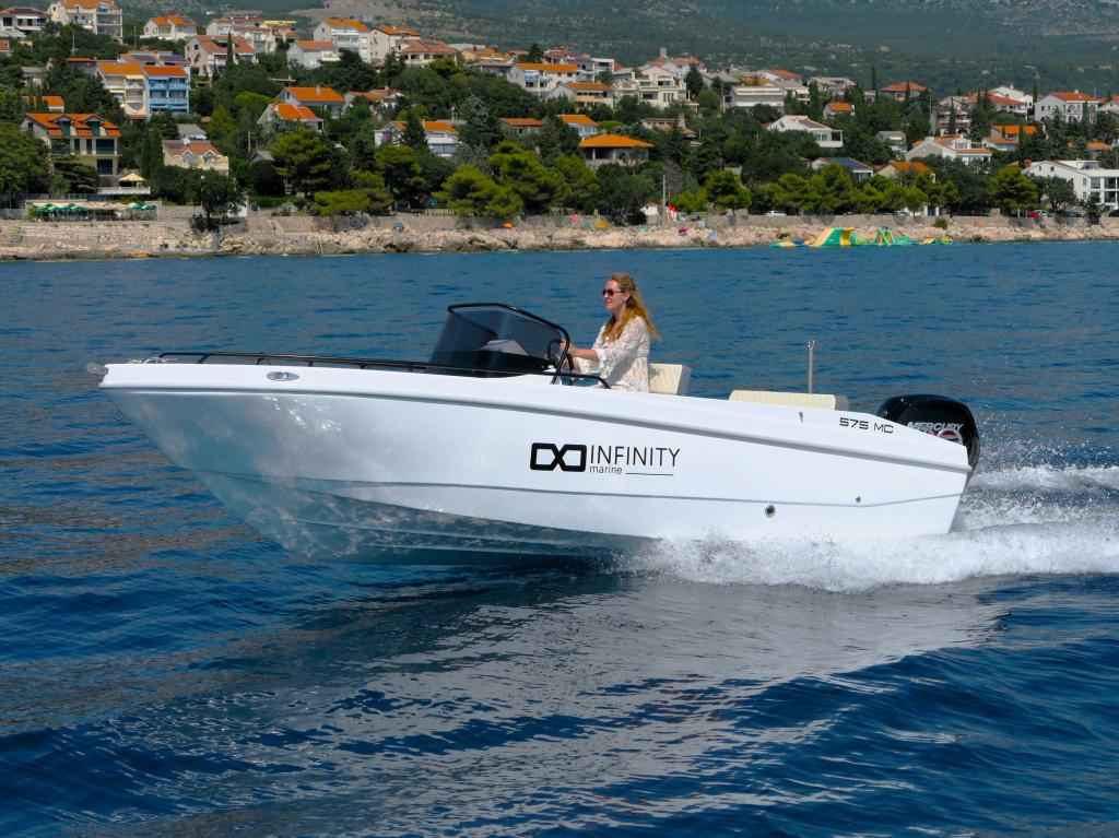 Motorboot Infinity 575 MC mit Suzuki DF 100 BTL