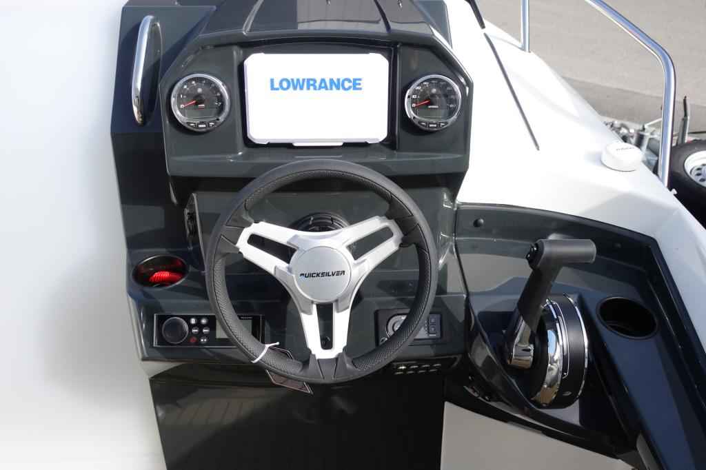 Motorboot Quicksilver Activ 555 Cabin & Trailer (auf Lager)
