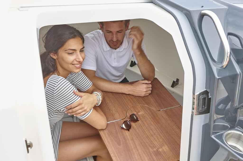 Motorboot Quicksilver Activ 555 Cabin & Trailer (auf Lager)