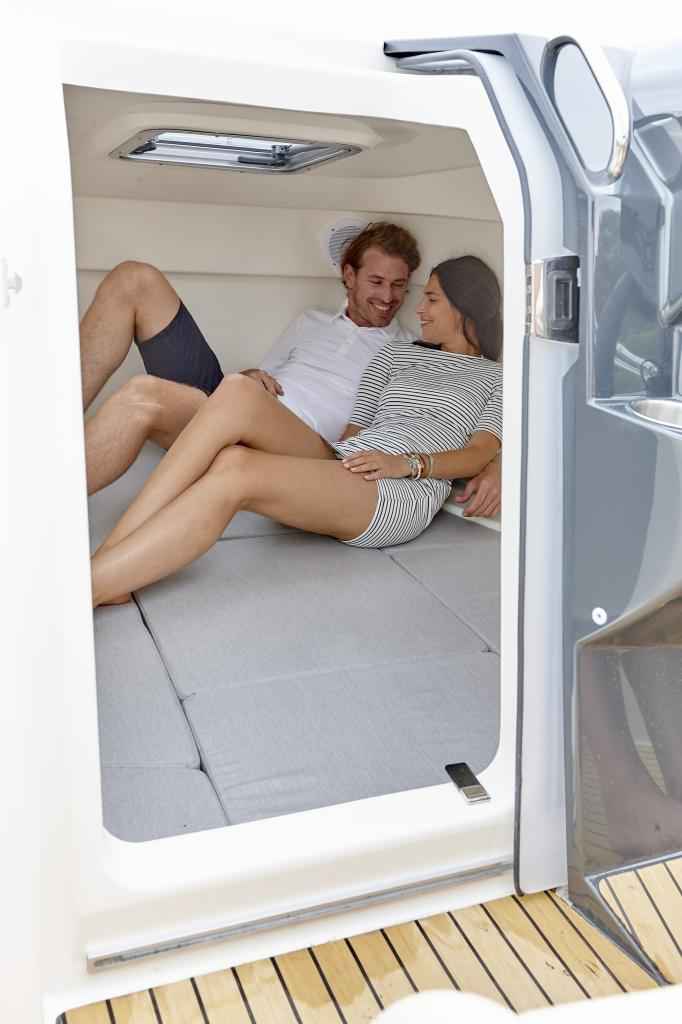 Motorboot Quicksilver Activ 555 Cabin & Trailer (auf Lager)