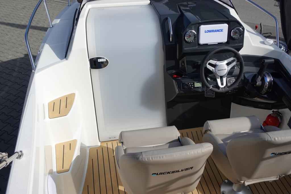 Motorboot Quicksilver Activ 555 Cabin & Trailer (auf Lager)