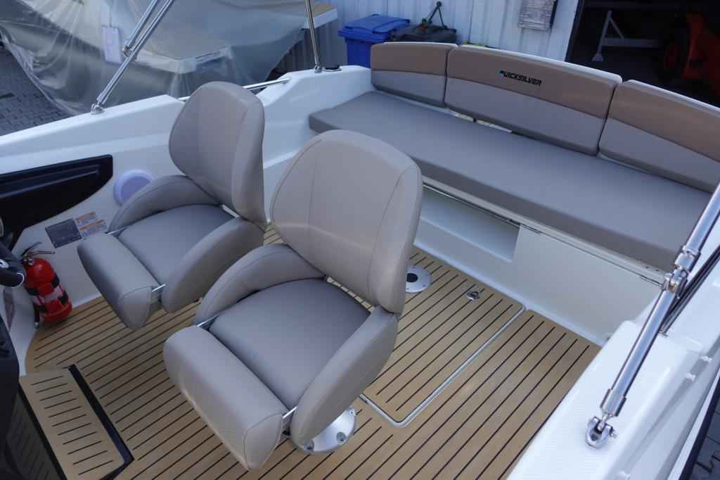 Motorboot Quicksilver Activ 555 Cabin & Trailer (auf Lager)