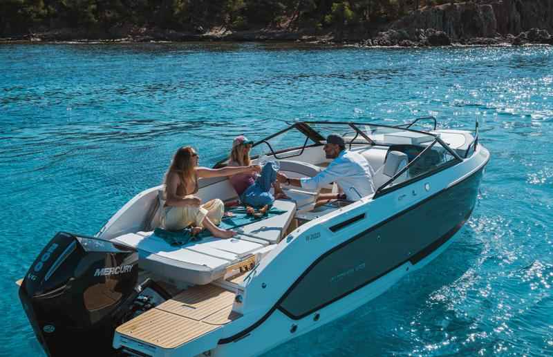 Motorboot Quicksilver Activ 675 Cruiser & Trailer (im Vorlauf)