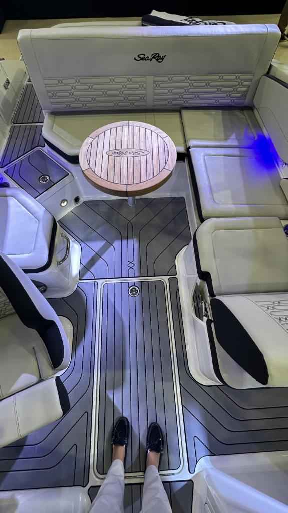 Motorboot Sea Ray SPXE 210 & Trailer (Lagerboot)