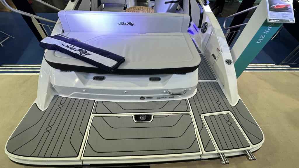 Motorboot Sea Ray SPXE 210 & Trailer (Lagerboot)