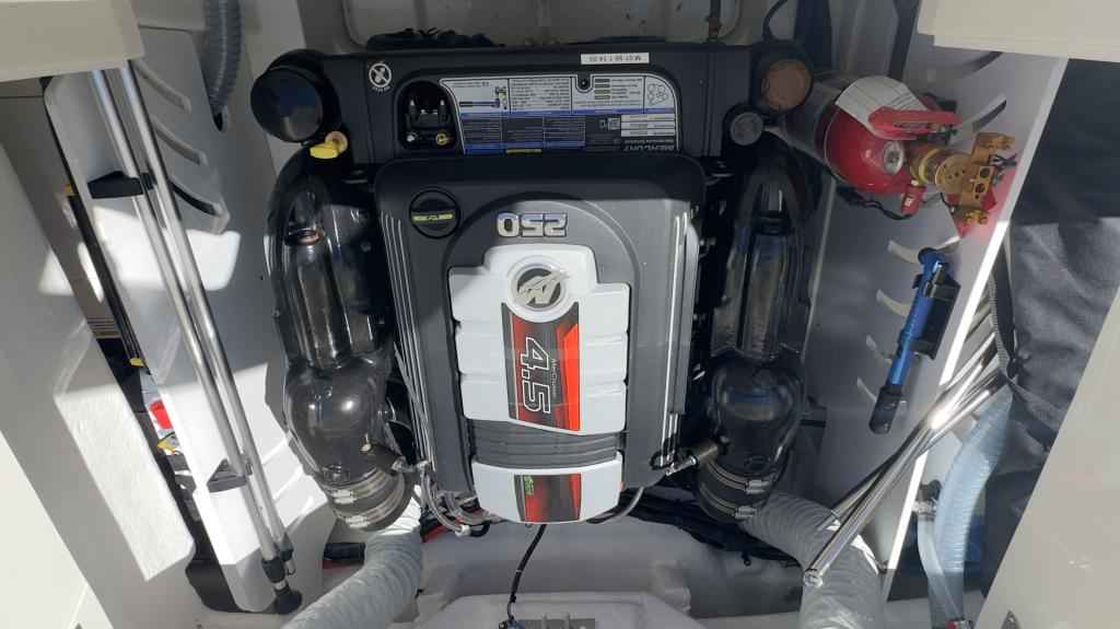Motorboot Sea Ray Sunsport (SSE) 230 & Trailer (1. Hand)