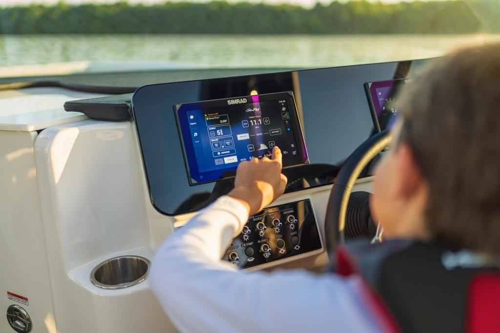 Motorboot Sea Ray SDX230E SURF & Trailer mit LIEGEPLATZ (NEU auf Bestellung)