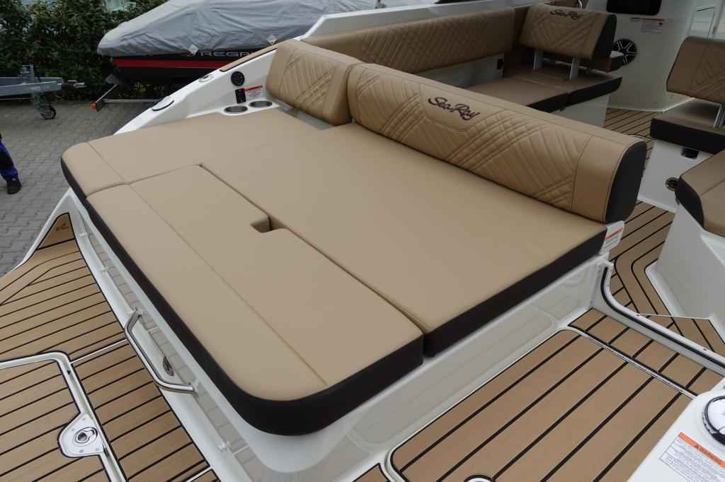 Motorboot Sea Ray SDX250E & Trailer mit LIEGEPLATZ (Lagerboot)