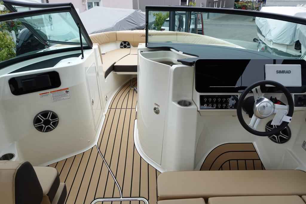 Motorboot Sea Ray SDX250E & Trailer mit LIEGEPLATZ (Lagerboot)