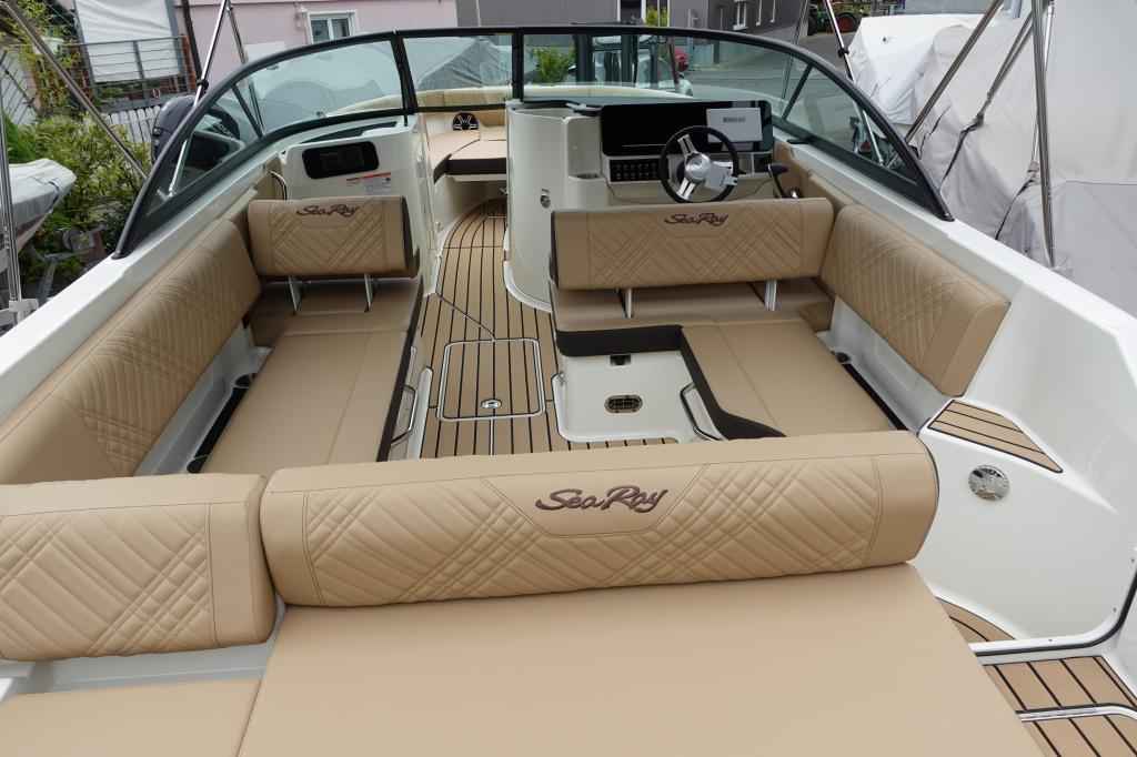 Motorboot Sea Ray SDX250E & Trailer mit LIEGEPLATZ (Lagerboot)