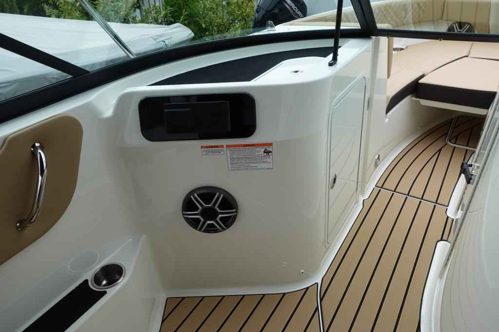 Motorboot Sea Ray SDX250E & Trailer mit LIEGEPLATZ (Lagerboot)