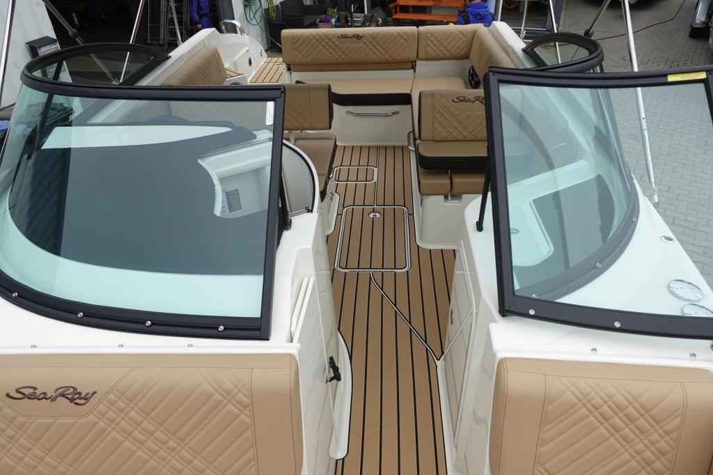 Motorboot Sea Ray SDX250E & Trailer mit LIEGEPLATZ (Lagerboot)