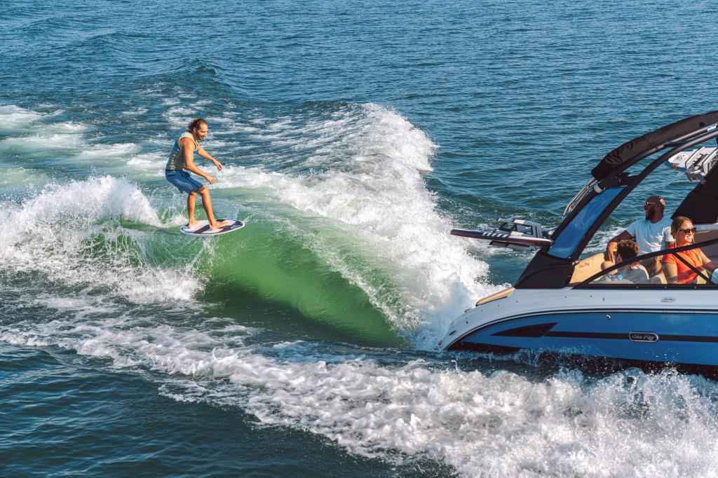 Motorboot Sea Ray SDX250E SURF & Trailer (im Vorlauf))