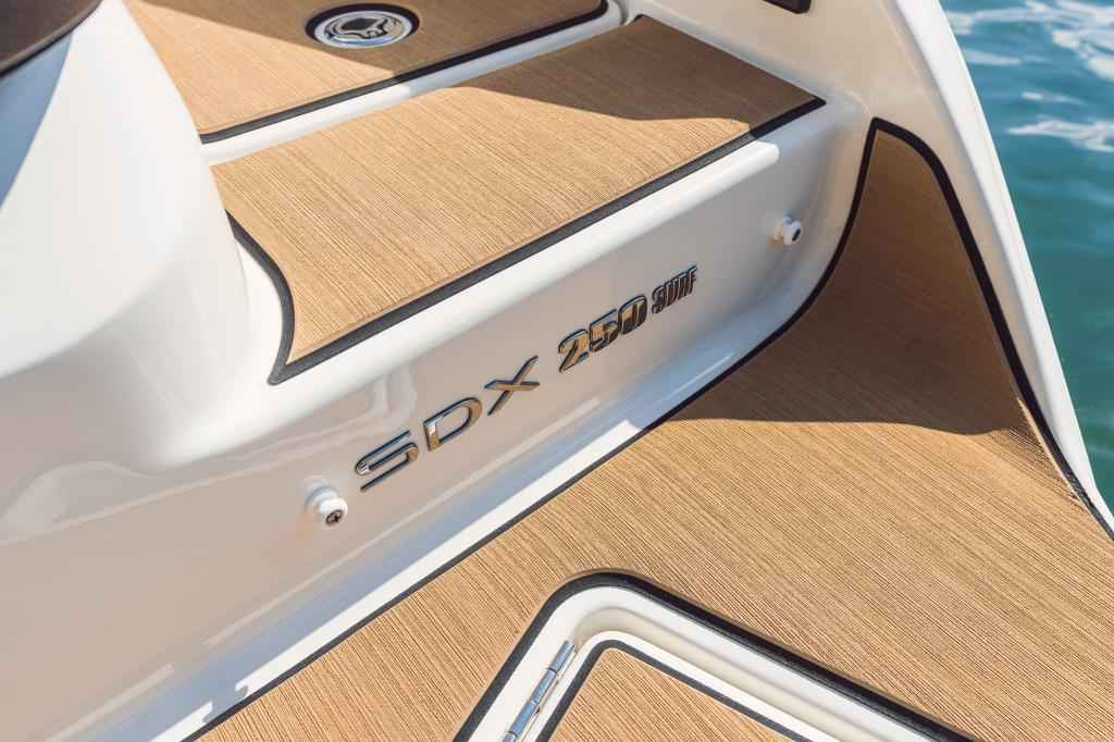 Motorboot Sea Ray SDX250E SURF & Trailer (im Vorlauf))