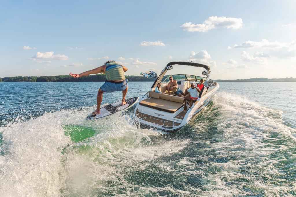 Motorboot Sea Ray SDX250E SURF & Trailer (im Vorlauf))