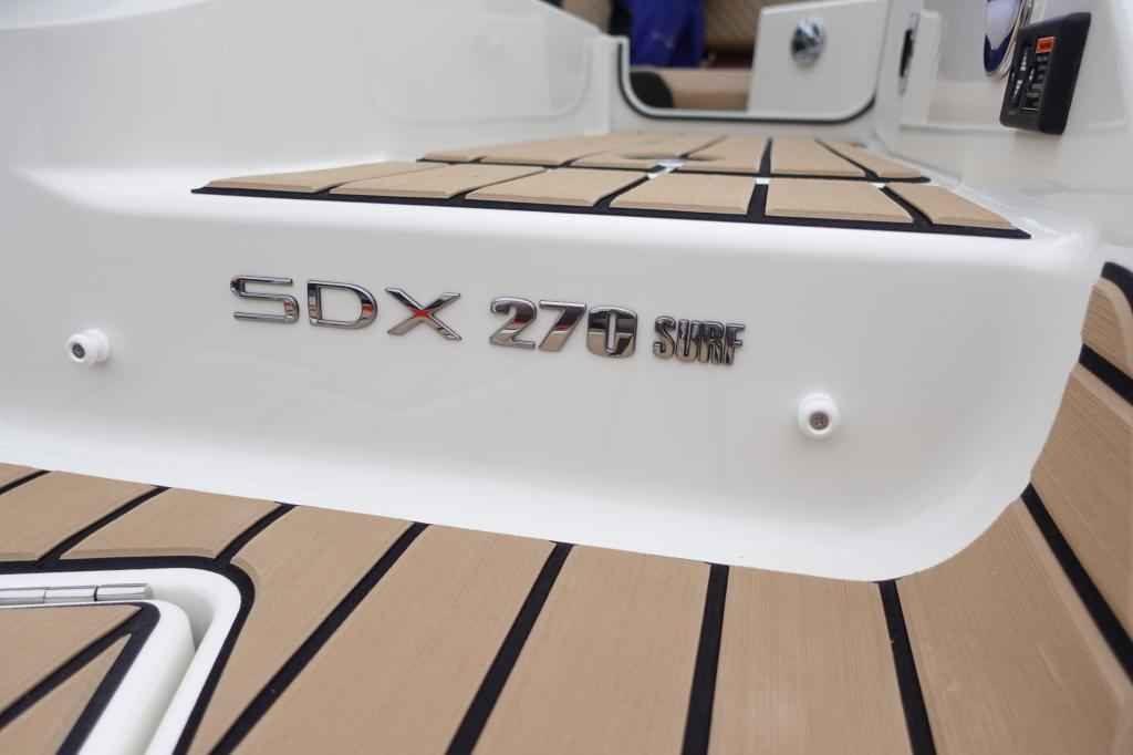 Motorboot Sea Ray SDX 270 SURF EU & Trailer mit LIEGEPLATZ (Vorführboot)