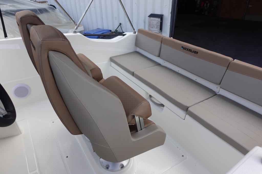 Motorboot Quicksilver Activ 555 Open & Trailer (auf Lager)
