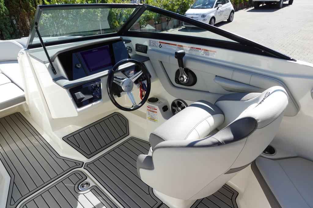 Motorboot Sea Ray SPXE 210 & Trailer (1. Hand)