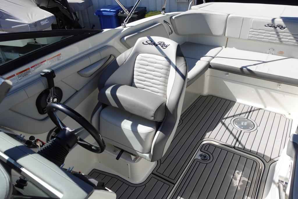 Motorboot Sea Ray SPXE 210 & Trailer (1. Hand)