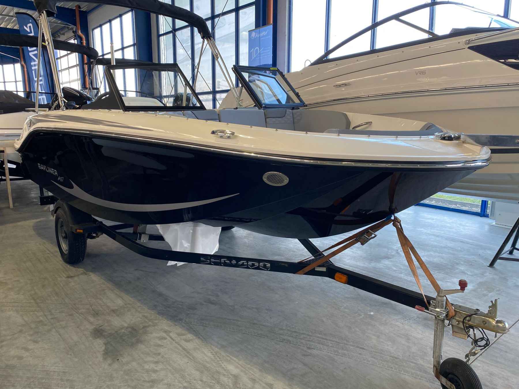 Motorboot Bayliner M17