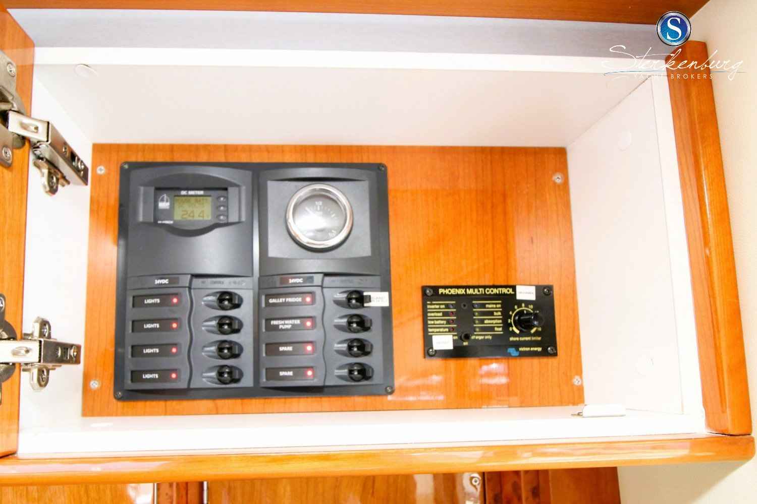 Motorboot Rivièra 4700 Sport Yacht