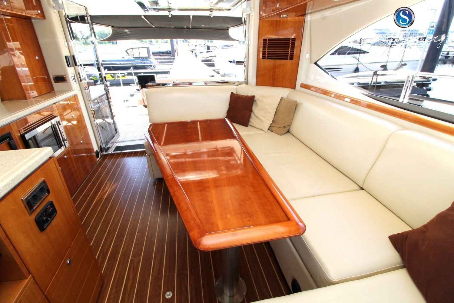 Motorboot Rivièra 4700 Sport Yacht