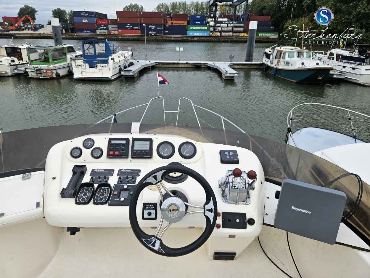 Motorboot Sealine F330 Statesman