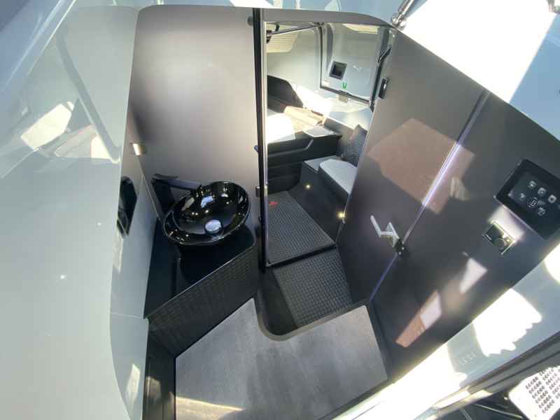 Motorboot Axopar Brabus Shadow 900 Cross Cabin