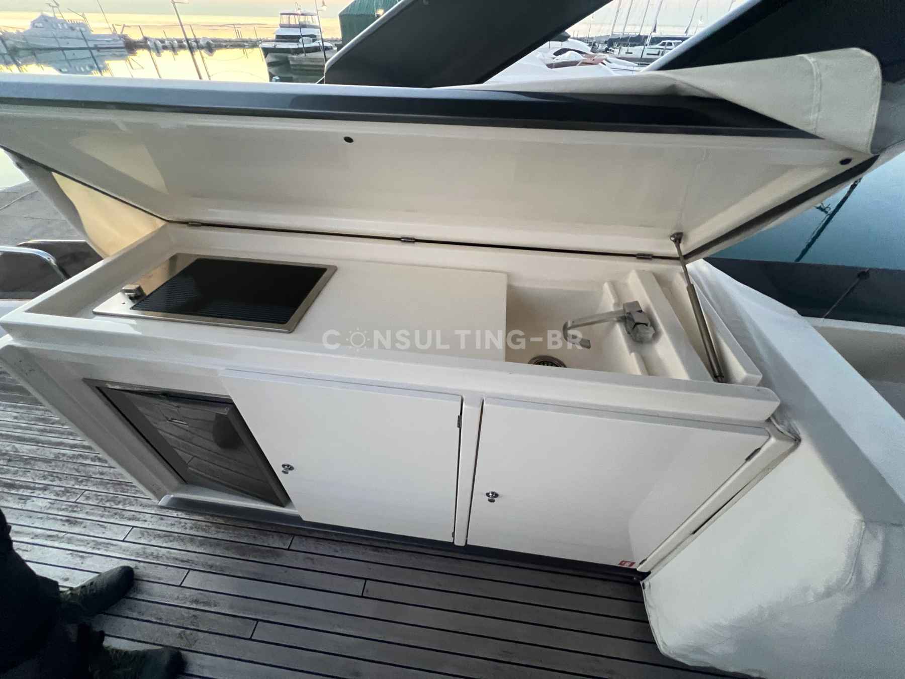 Motorboot Ferretti 670 Fly