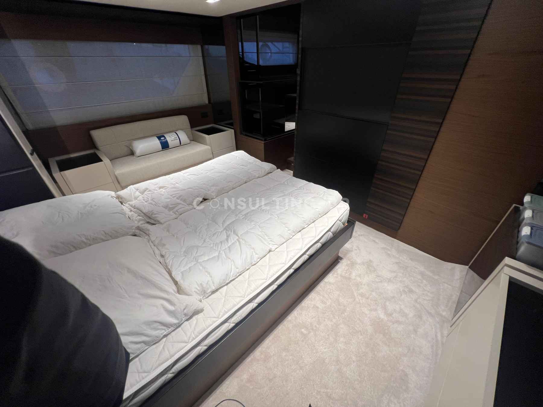 Motorboot Ferretti 670 Fly
