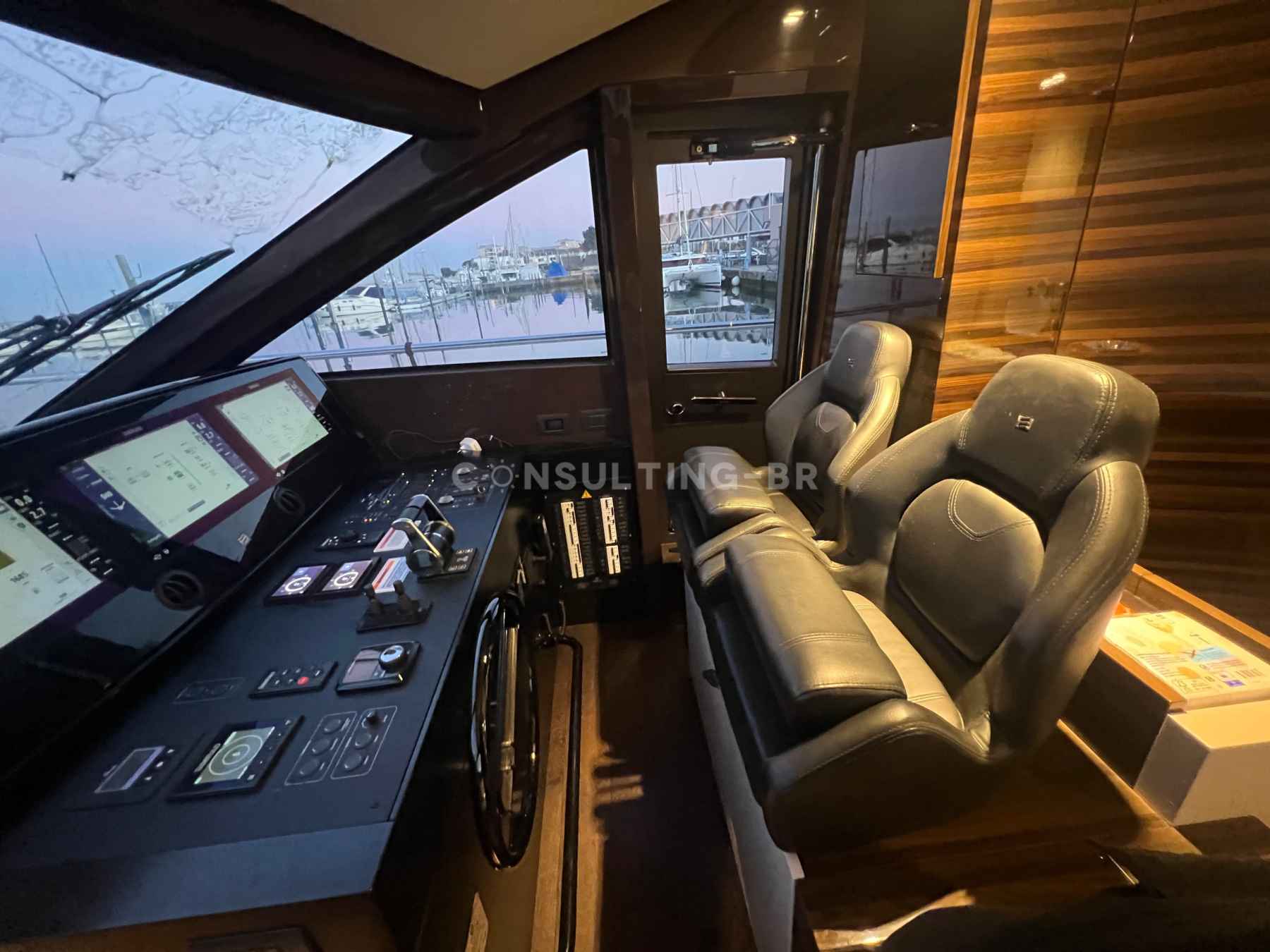 Motorboot Ferretti 670 Fly