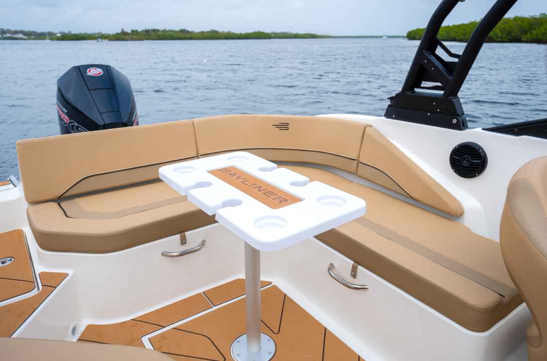 Motorboot Bayliner V20
