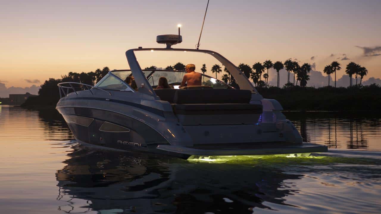 Motorboot REGAL 33 Express