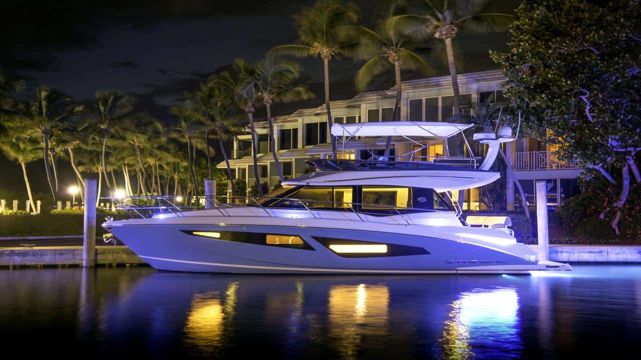 Motorboot REGAL 42 Fly