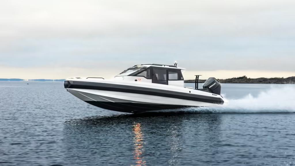 Motorboot IRON 827 Coupe