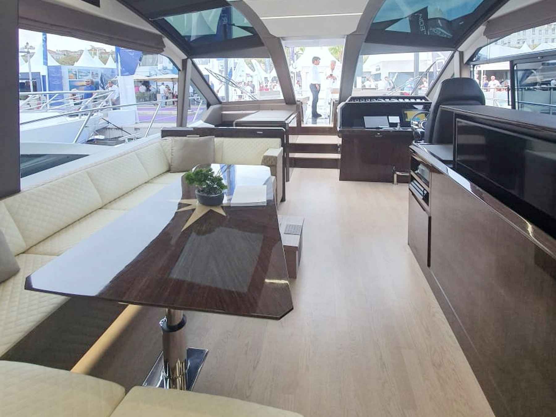 Motorboot Galeon 640 Fly