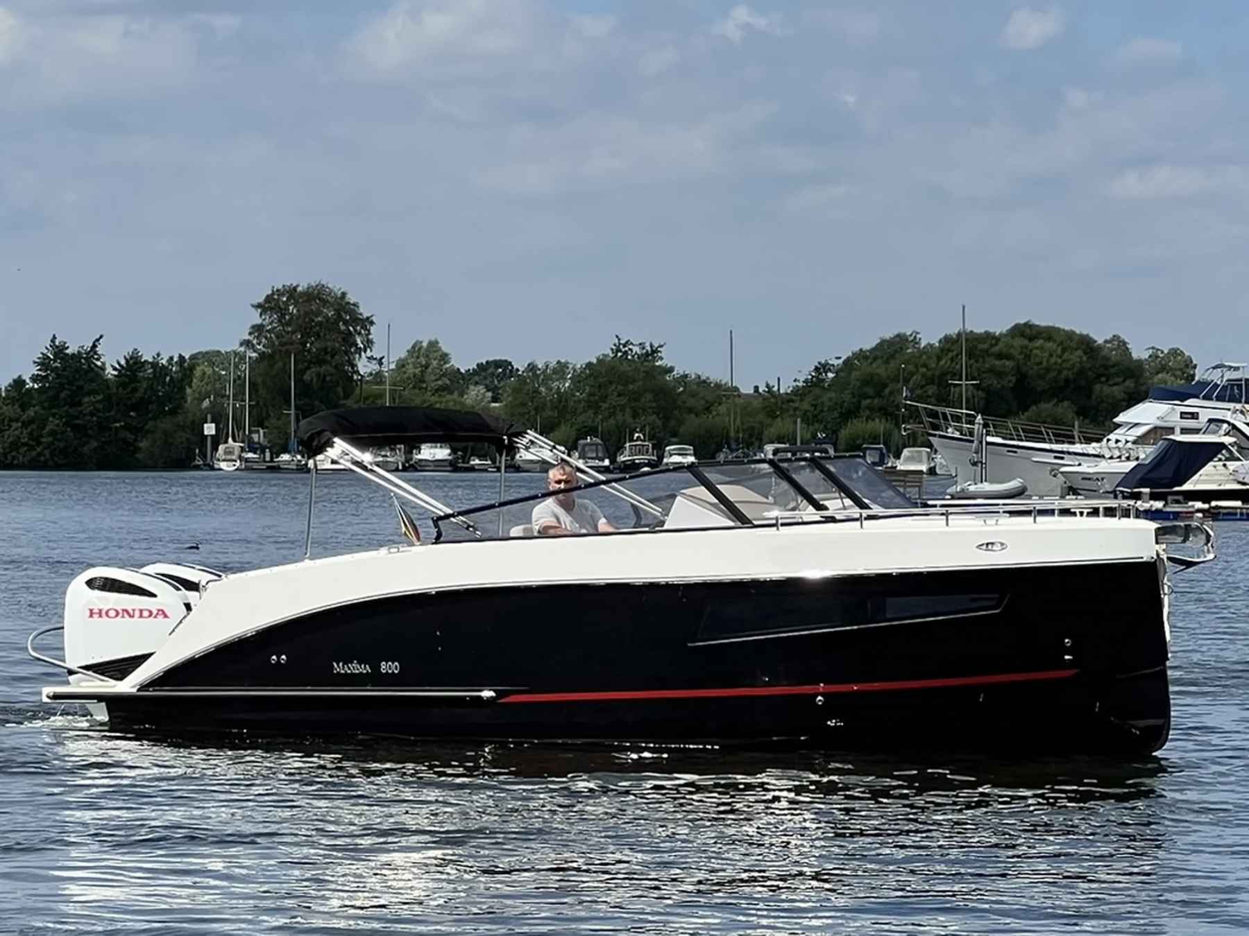 Motorboot Maxima 800 Cabin