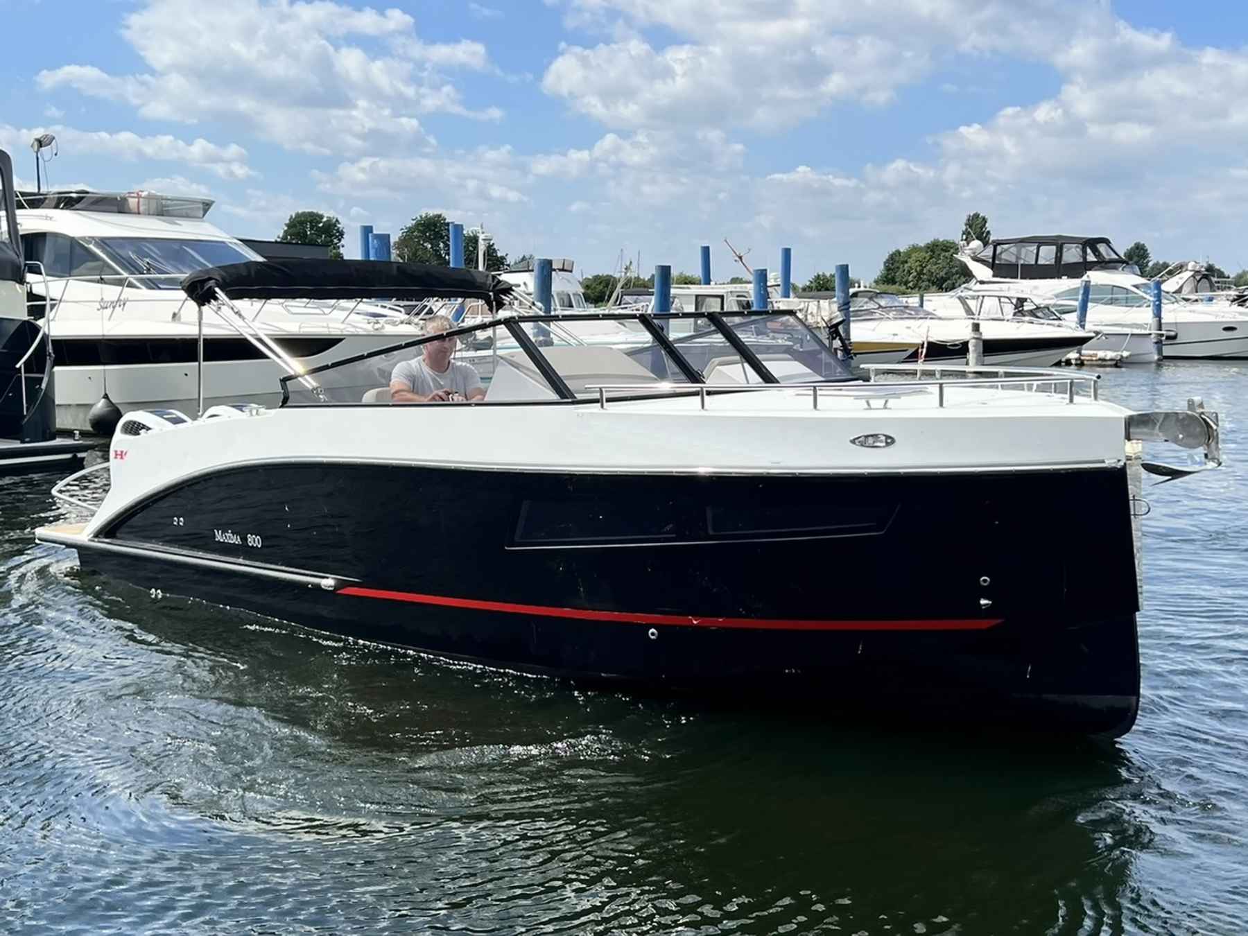 Motorboot Maxima 800 Cabin