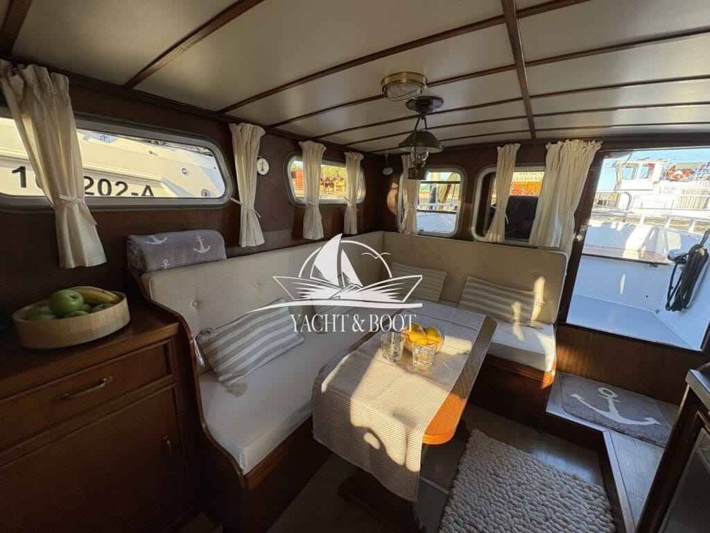 Motorboot holländischer Werftbau Crowntrawler 830