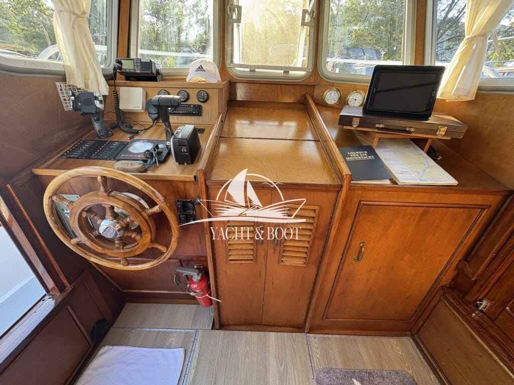 Motorboot holländischer Werftbau Crowntrawler 830